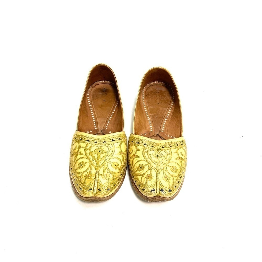 Vintage 1970s men’s gold leather Indian Punjabi jutti wedding shoes